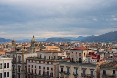 Palermo Katedrali çatıdan Palermo şaşırtıcı cityscape görebilirsiniz. Güzel kiremitli çatıları eski ev sahipliği yapmaktadır. Palermo. Sicilya