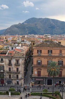Palermo, İtalya-03 Ocak 2017: Palermo Katedrali çatıdan Palermo şaşırtıcı cityscape görebilirsiniz. Güzel dağ içinde belgili tanımlık geçmiş. Sicilya