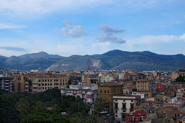 Impresionante vista de edificios residenciales desde el techo de la Catedral de Palermo. Palermo. Sicilia —  Fotos de Stock