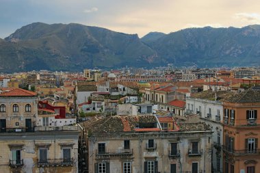 Palermo Katedrali çatıdan görüntüleyin. Palermo şaşırtıcı cityscape görebilirsiniz. Güzel kiremitli çatıları eski ev sahipliği yapmaktadır. Güzel dağ içinde belgili tanımlık geçmiş. Palermo. Sicilya