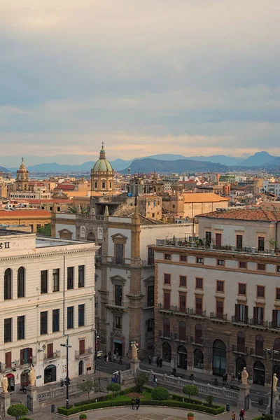 Palermo, Italië-03 januari 2017: uitzicht vanaf het dak van de kathedraal van Palermo in de oude huizen. Mountians op de achtergrond. Palermo. Sicilië — Stockfoto