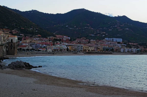 Μια μικρή πόλη στην ακτή της θάλασσας. Cefalu βρίσκεται ανάμεσα στη θάλασσα και βουνά. Cefalu. Σικελία. Ιταλία — Φωτογραφία Αρχείου