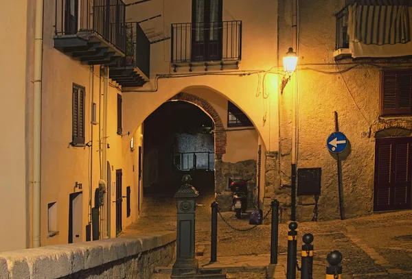 CEFALU, ITALIA - 03 de enero de 2017: Escénica calle en el casco antiguo de Cefalú en Sicilia, Italia — Foto de Stock