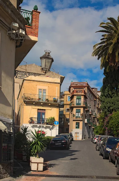 TAORMINA, ITALIA - 04 de enero de 2017: Callejuelas estrechas de la ciudad. Un gran número de coches aparcados ocupaban casi toda la calzada. Sicilia. Italia — Foto de Stock