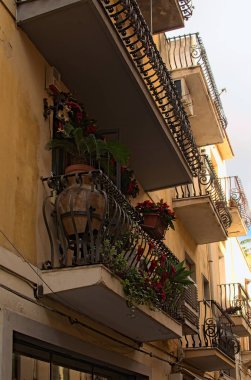 Küçük balkon çeşitli bitki ve çiçekler ile dekore edilmiş. Taormina. Sicilya. İtalya