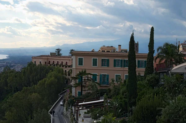 Vista de Taormina - famoso resort na Sicília, Itália. Bela paisagem de viagem. Sicília. Itália — Fotografia de Stock