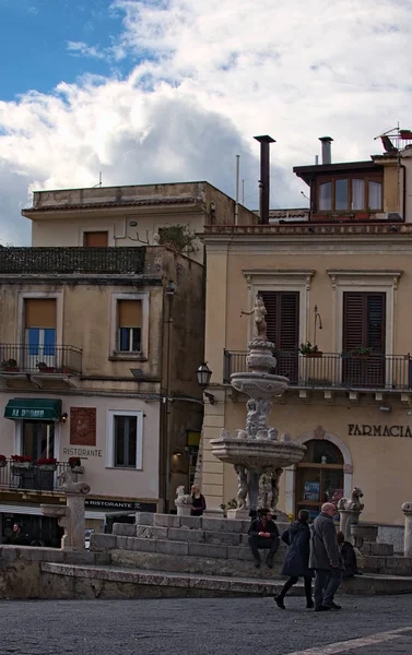 Таормина, Италия - 04 января 2017 года: Удивительный фонтан Кентавр - символ города. Любимое место отдыха для жителей и гостей города. Сицилия. Италия — стоковое фото