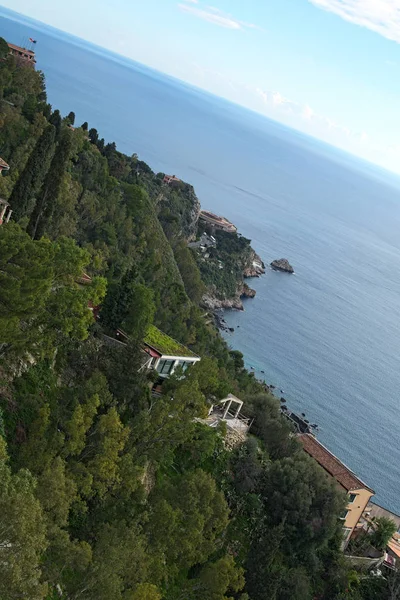 Κεκλιμένο επίπεδο τοπίο του βουνού και το Ιόνιο Πέλαγος. Ταορμίνα. Σικελία. Ιταλία — Φωτογραφία Αρχείου