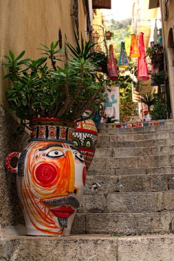 Taormina, İtalya - 04 Ocak 2017: Taormina benzersiz şekilde dekore edilmiş bir dar sokak. Merdiven boyalı vazo ile. Sicilya. İtalya