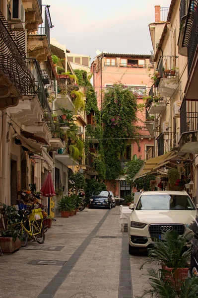 TAORMINA, ITALY- January 04, 2017: Little courtyard near the residential house in the Taormina. Sicily. Italy — Stock Photo, Image