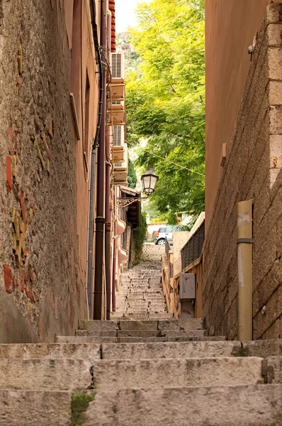 Un callejón estrecho característico de Taormina. Sicilia. Italia — Foto de Stock