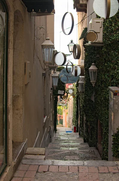 TAORMINA, ITALIA - 04 de enero de 2017: Un callejón estrecho de Taormina decorado de forma única. Sicilia. Italia — Foto de Stock