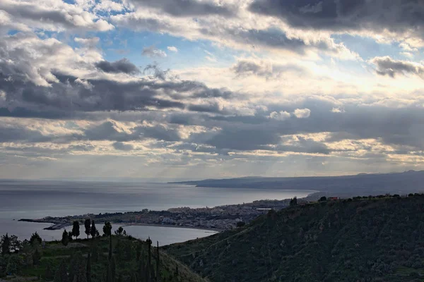 Nuvens sobre a costa do Mar Jónico. Taormina. Sicília. Itália — Fotografia de Stock