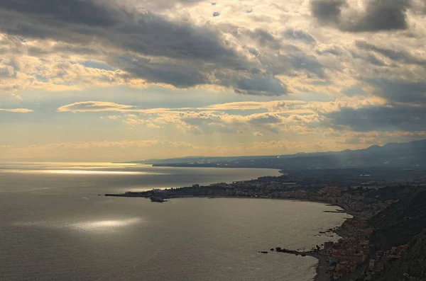 Trovoadas sobre a costa do Mar Jónico. Taormina. Sicília. Itália — Fotografia de Stock