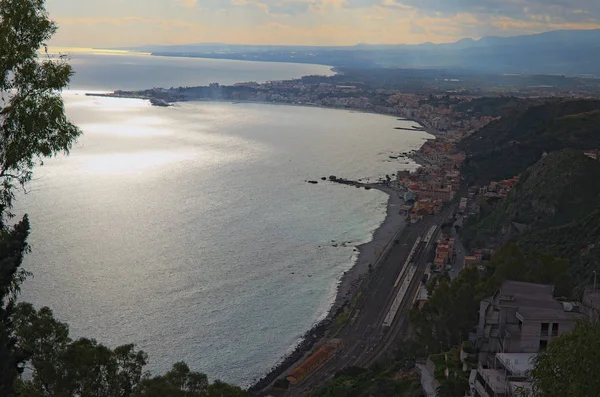 Una bonita ciudad se extendía a lo largo de la costa del mar Jónico. Taormina. Sicilia. Italia — Foto de Stock