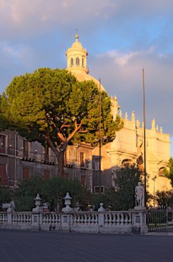 Piazza Duomo veya ile katedral Santa Agatha - Catania duomo Cathedral Square. Erken kış akşam. Sicilya, İtalya.