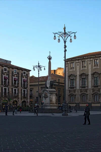 Catania (Italië), 05 januari 2017: Beroemde olifant fontein uit 18e eeuw op het plein van de kathedraal in Catania. Vroege winteravond. Sicilië. Italië — Stockfoto