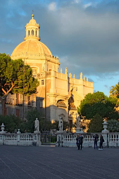 Catania, italien, 05. januar 2017: piazza duomo oder kathedrale platz mit kathedrale von santa agatha - catania duomo. früher Winterabend. sizilien, italien — Stockfoto