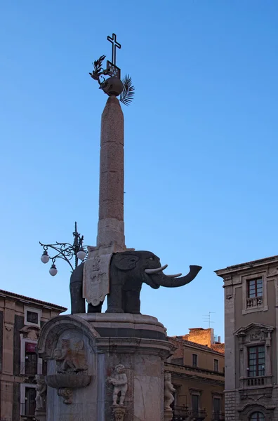 Famous Elephant Fountain from 18th century on Cathedral Square in Catania. Early winter evening. Sicily. Italy. — Stock Photo, Image