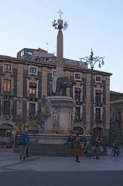 Catania (Italië), 05 januari 2017: Beroemde olifant fontein op het plein van de kathedraal in Catania. Favoriete plek rustplaats voor de lokale bevolking en toeristen. Vroege winteravond. Sicilië. Italië — Stockfoto