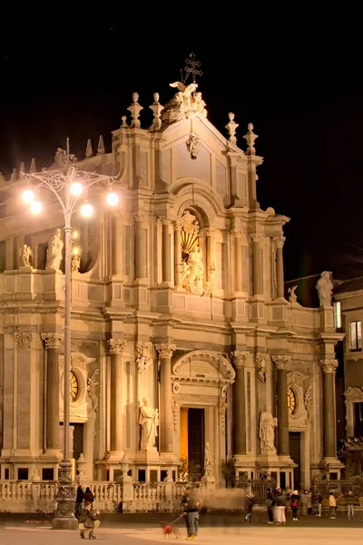 Catania, Itálie, 05 ledna 2017: Pohled na průčelí katedrály Santa Agatha - Catania duomo. Turisté se fotit na pozadí budovy. Rané Zimní večer. Sicílie, Itálie — Stock fotografie