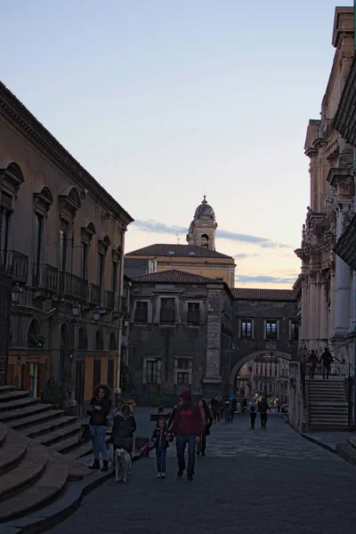 Catania, Italië, 05 januari 2017: De architectuur van de stad in de schemering lijkt mysterieuze. Oude straten zijn vol met toeristen op elk moment van het jaar. Sicilië. Italië — Stockfoto