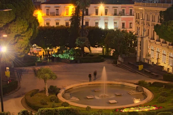 Vue du soir d'un petit parc au centre de la ville. Catane. La Sicile. Italie — Photo