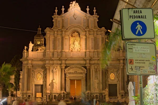Catania (Italië), 05 januari 2017: Weergave aan de gevel van de kathedraal van Santa Agatha - Catania duomo. Vroege winteravond. Sicilië, Italië — Stockfoto
