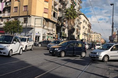 Napoli, İtalya, 05 Ocak 2017: Şehir merkezinde düzensiz trafikte. Her sürücü kavşağa ilk çapraz için çaba göstermektedir