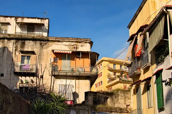 Старые жилые здания в Неаполе. Италия — стоковое фото