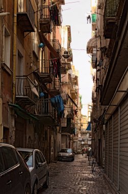 Nnnaples, İtalya, 05 Ocak 2017: İki apartman binaları arasında çok dar geçit