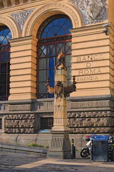 Een kleine oude kolom - siert de gevel van het gebouw. Piazza Giovanni Bovio. Napels. Italië — Stockfoto