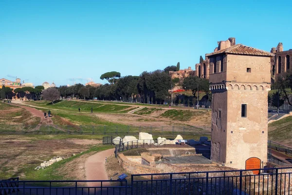 Circus Maximus (Circo Massimo) - ancient Roman chariot racing stadium and mass entertainment venue located in Rome. Situated in valley between Aventine and Palatine hills. Italy — Stock Photo, Image