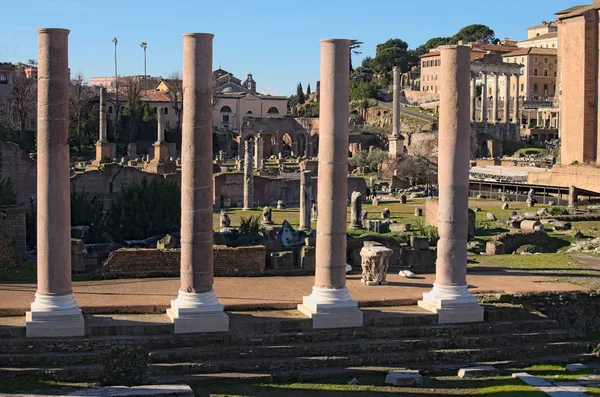 Vista da manhã para o Fórum Romano. Ruínas e colunas antigas. Roma, Itália — Fotografia de Stock