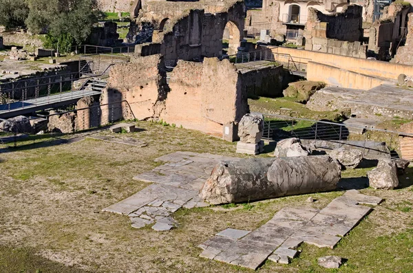 Gamle ruiner og søyler i Forum Romanum. Roma, Italia – stockfoto