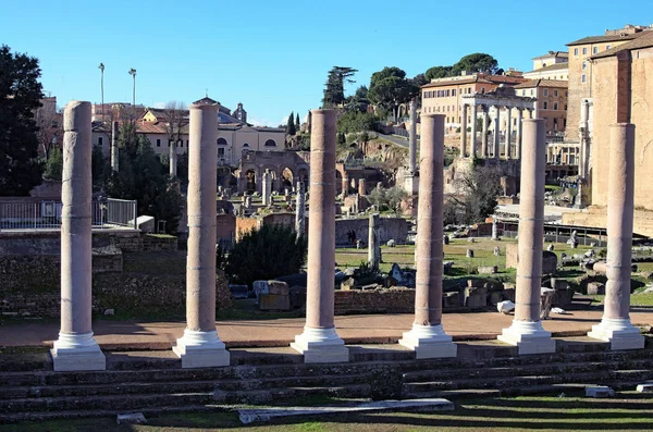 Antigas ruínas e colunas no Fórum Romano. Roma, Itália — Fotografia de Stock