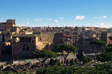 Roma manzarası ile Minerva Tapınağı Nerva Forum Roma'da tanımlanan çatılarına için görüntüleyin