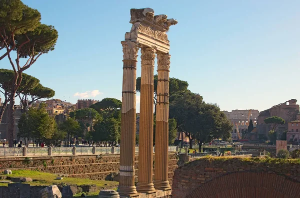 Fórum de Roma com ruínas de edifícios históricos. Coliseu ao fundo. Roma, Itália — Fotografia de Stock