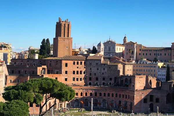 Una vista panoramica sul Mercato di Traiano (Mercati Traianei) sulla Via dei Fori Imperiali, a Roma — Foto Stock