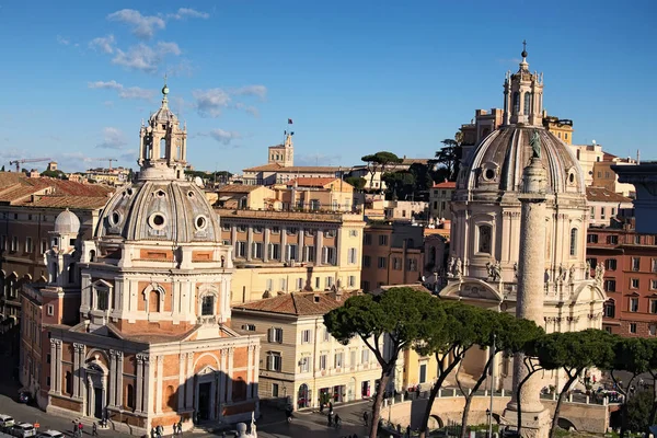 Blick auf die Dächer der Skyline von Rom mit Kuppeln Kirche Santa Maria di Loreto und Kuppel Kirche nome di Mara, gegenüber der Trajanssäule, in der Nähe des Denkmals von Vittorio Emanuele auf der Piazza Venezia in Rom, Italien — Stockfoto