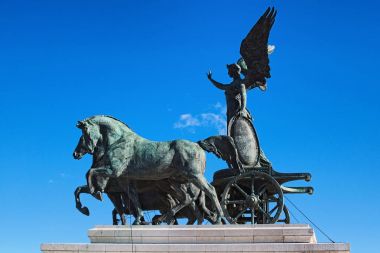 Rome, İtalya - 6 Ocak 2017: Quadriga anıt Vittorio Emanuele II Roma üzerine. Victoria quadriga'ya sürme 1911-1935 yılında yapılmış tanrıça heykeli