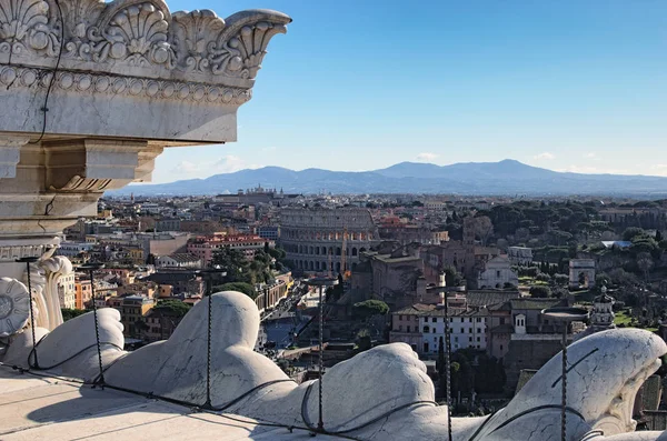 Roma manzarası çatılarının üzerinden anıt, Vittorio Emanuele II, Piazza Venezia görüntüleyin. Colosseum içinde belgili tanımlık geçmiş. Kış sabah görünümü — Stok fotoğraf