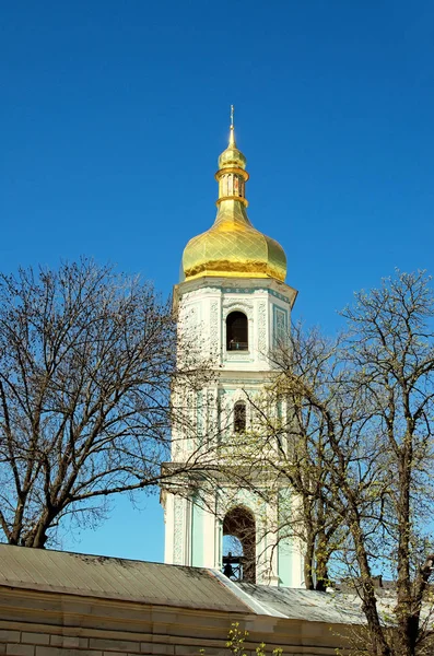 Колокольня Софийского собора. Солнечный весенний день. Остров, Украина — стоковое фото