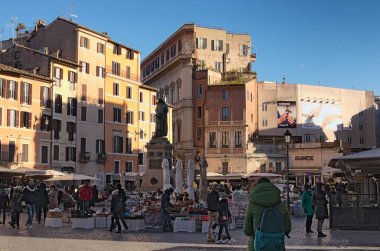 Rome, İtalya - 6 Ocak 2017: Campo de 'Fiori'. Bir Roma birçok kareler küçük yerel piyasada