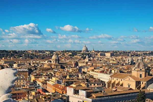 Vista a los tejados del horizonte de Roma desde el Monumento de Vittorio Emanuele en Piazza Venezia en Roma, Italia — Foto de Stock