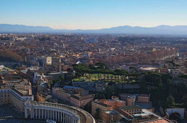 Blick von der Spitze der Petersbasilika auf die Dächer der römischen Skyline. Wintermorgen. Rom. Italien — Stockfoto