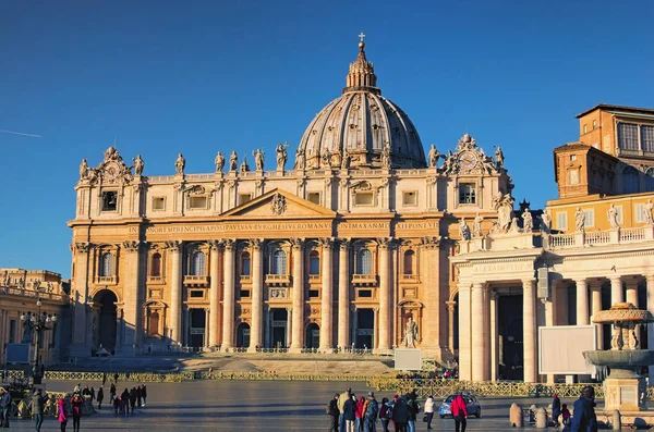 Rome, İtalya - 7 Ocak 2017: St. Peter's Meydanı ve sabahın erken saatlerinde güzel St. Peter's Cathedral — Stok fotoğraf