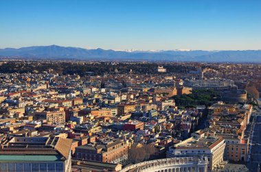 Roma'nın inanılmaz cityscape kubbe tepesinden Saint Peter's Basilica görüntüleyin. Kış sabahı. Roma. İtalya