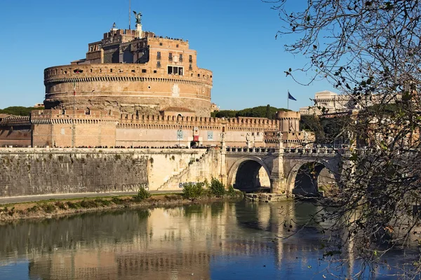 Burg des heiligen Engels (castel sant angelo) und Brücke des heiligen Engels über den Tiber in Rom an sonnigen Wintertagen. Rom. Italien — Stockfoto