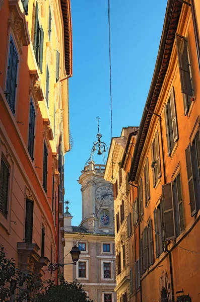 De smalle straat eindigde met een kerk. De toren wordt bekroond met een koepel van ongebruikelijke vorm. Rome. Italië — Stockfoto